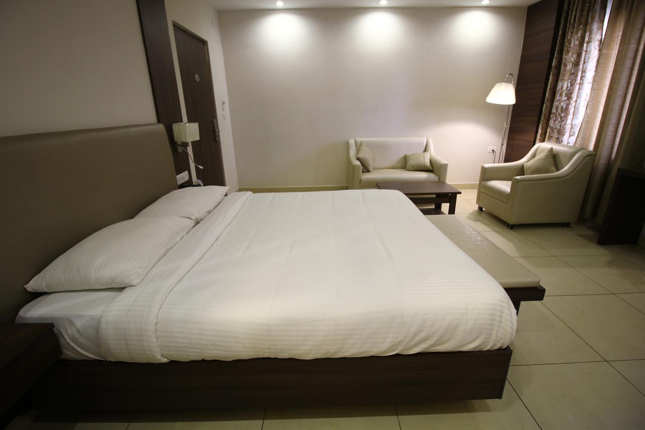 Vels Hotel Пондичерри Экстерьер фото