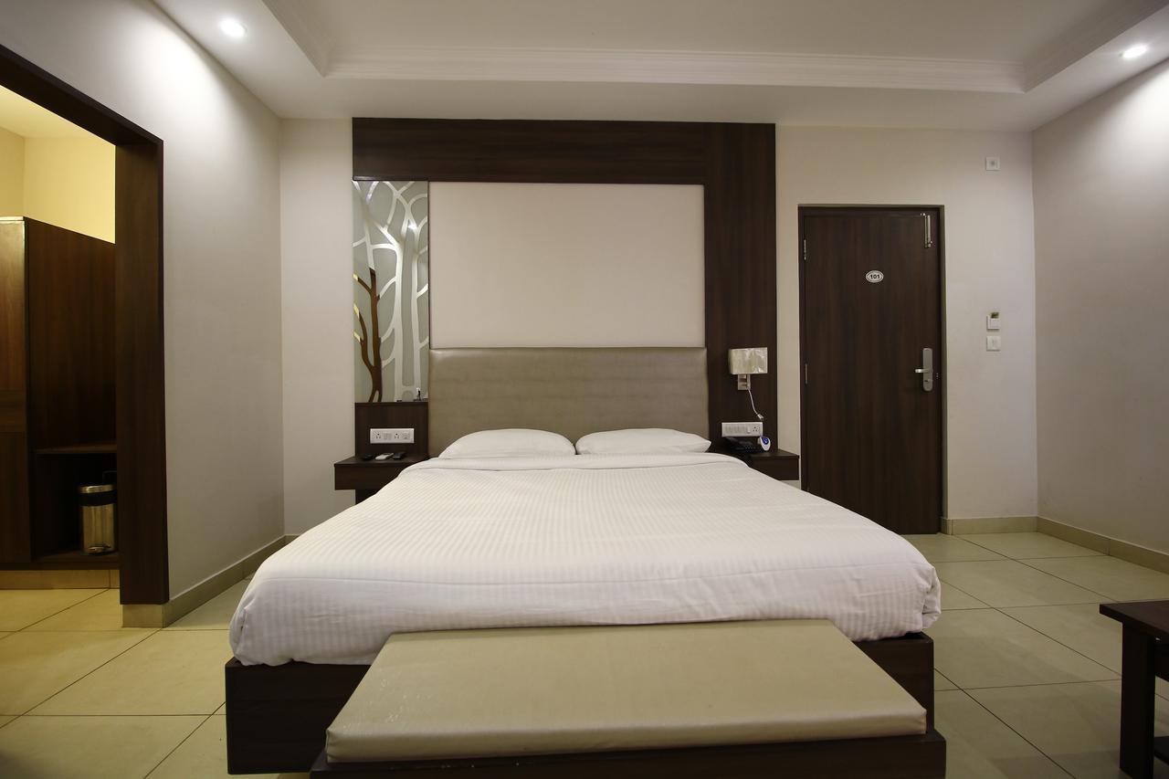 Vels Hotel Пондичерри Экстерьер фото