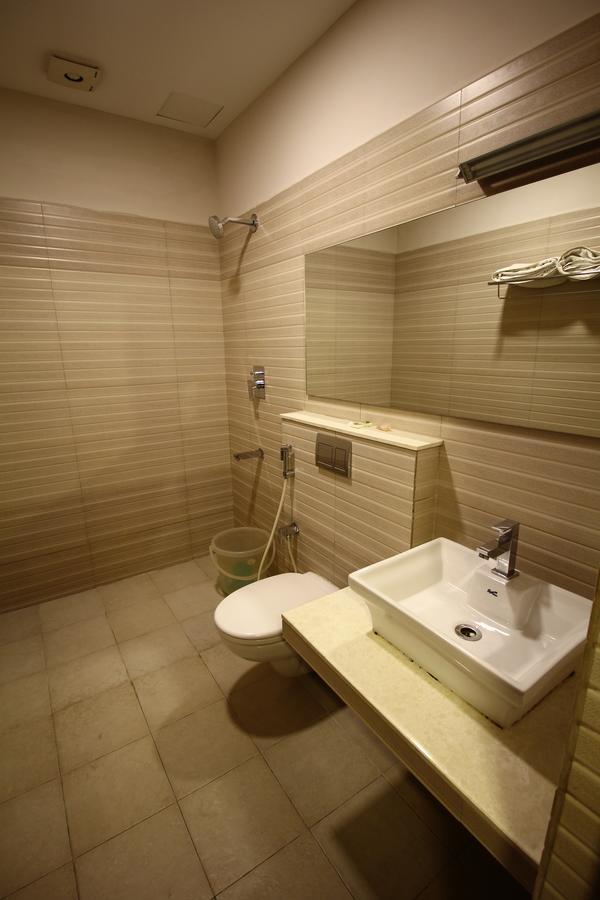Vels Hotel Пондичерри Экстерьер фото