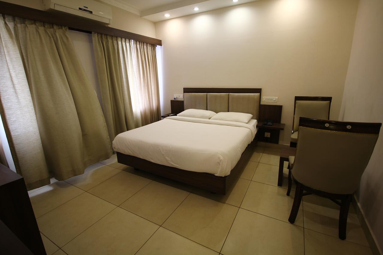 Vels Hotel Пондичерри Экстерьер фото