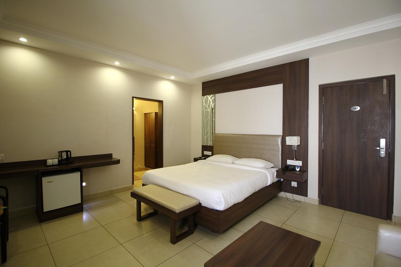 Vels Hotel Пондичерри Экстерьер фото