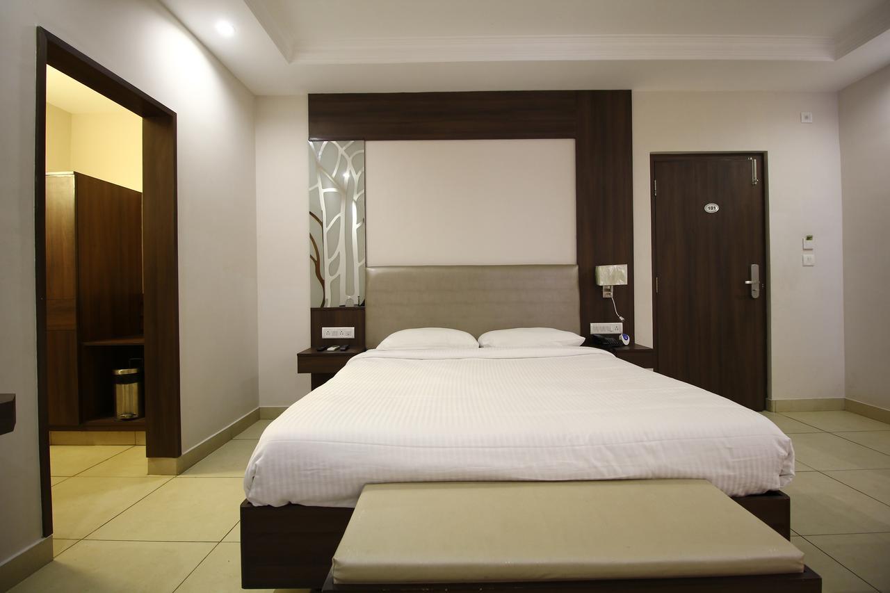 Vels Hotel Пондичерри Экстерьер фото