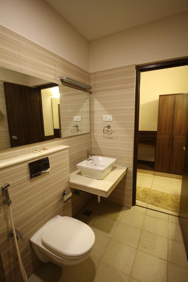 Vels Hotel Пондичерри Экстерьер фото